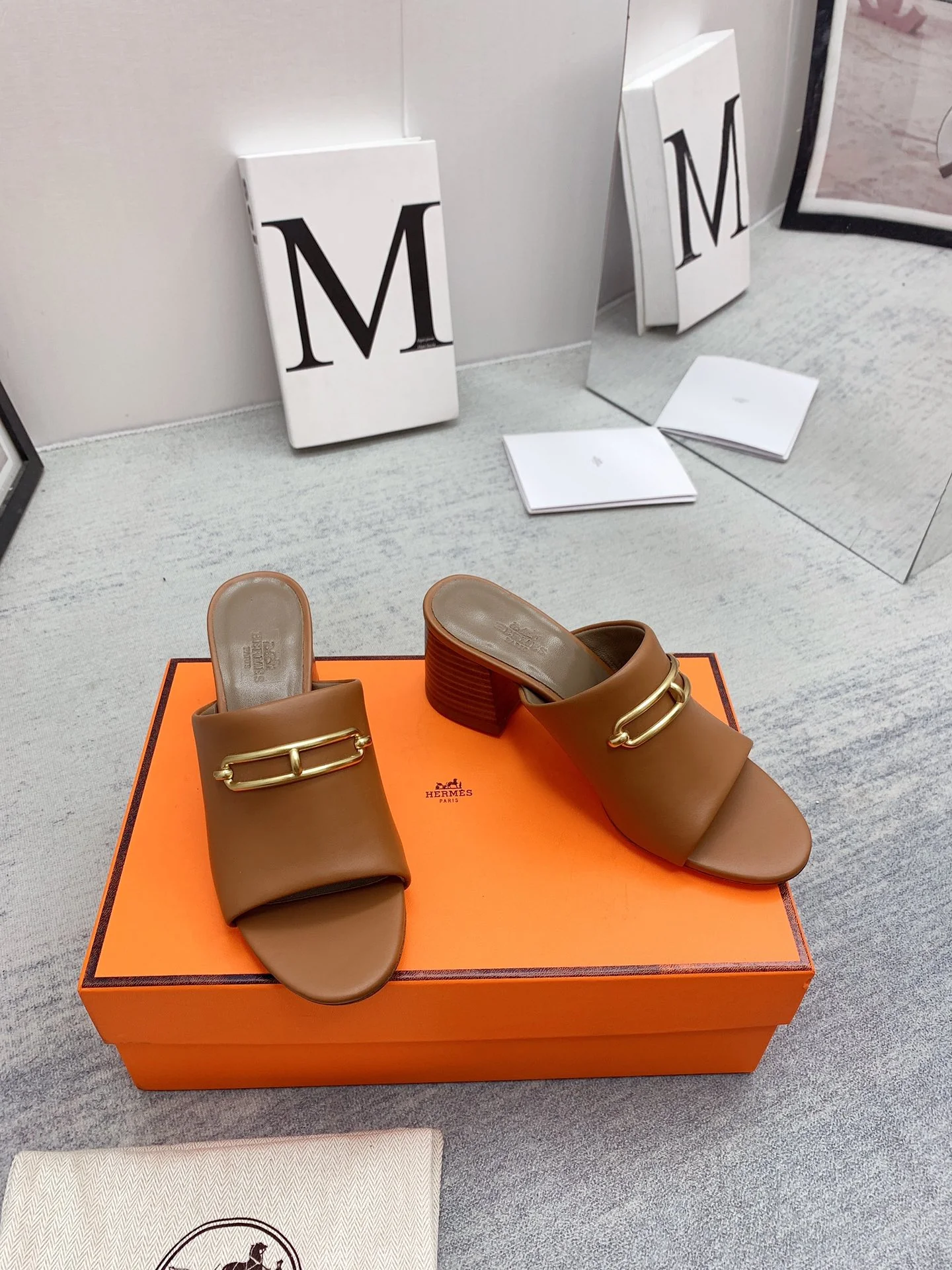 Новинка сезона весна/лето 2022 от Hermes — высококачественные сандалии на массивном каблуке.