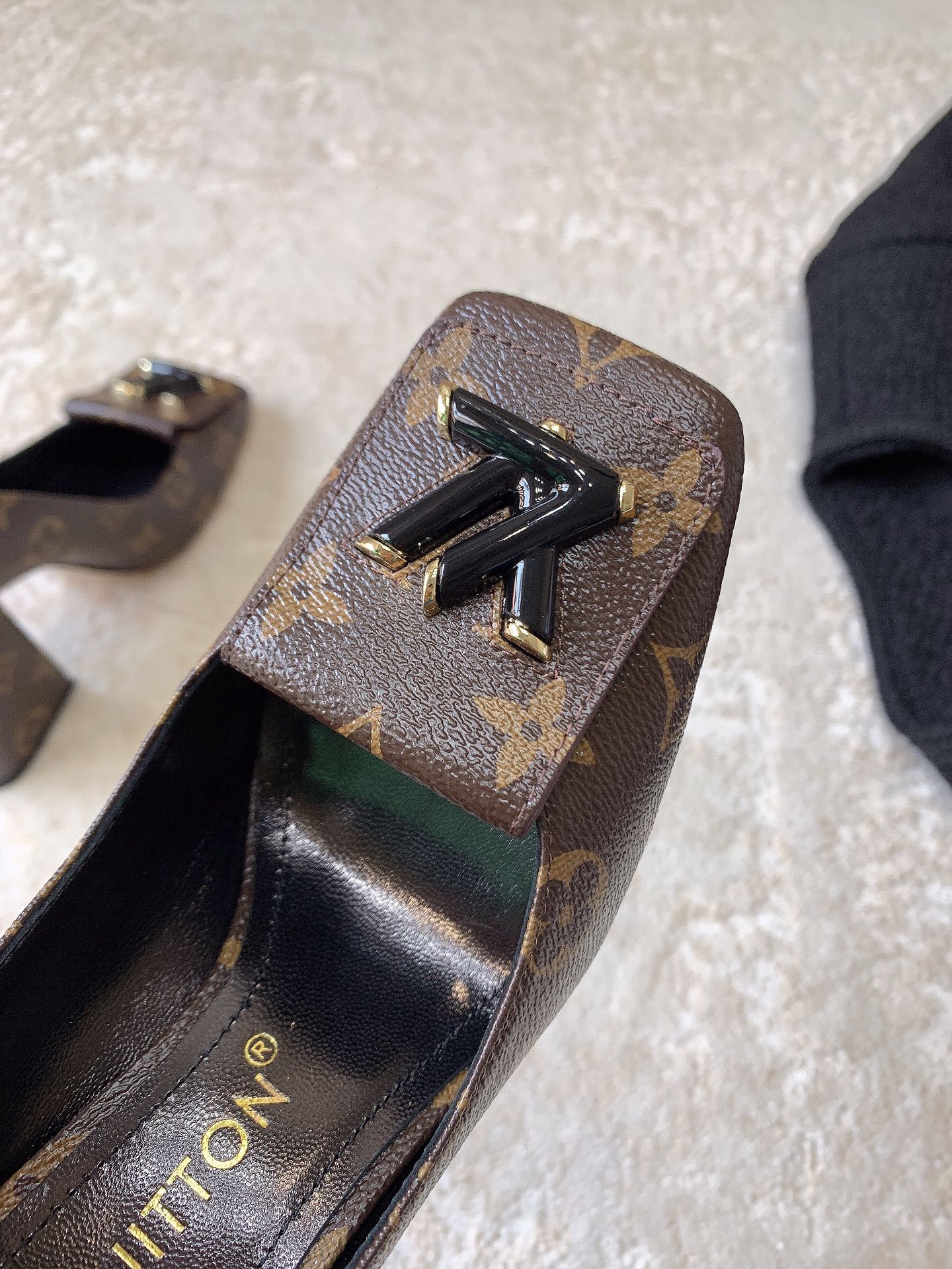 Новинка сезона весна/лето 2023 от LV - Туфли на высоком каблуке с закрытым носком - Черный монограммный узор - 1