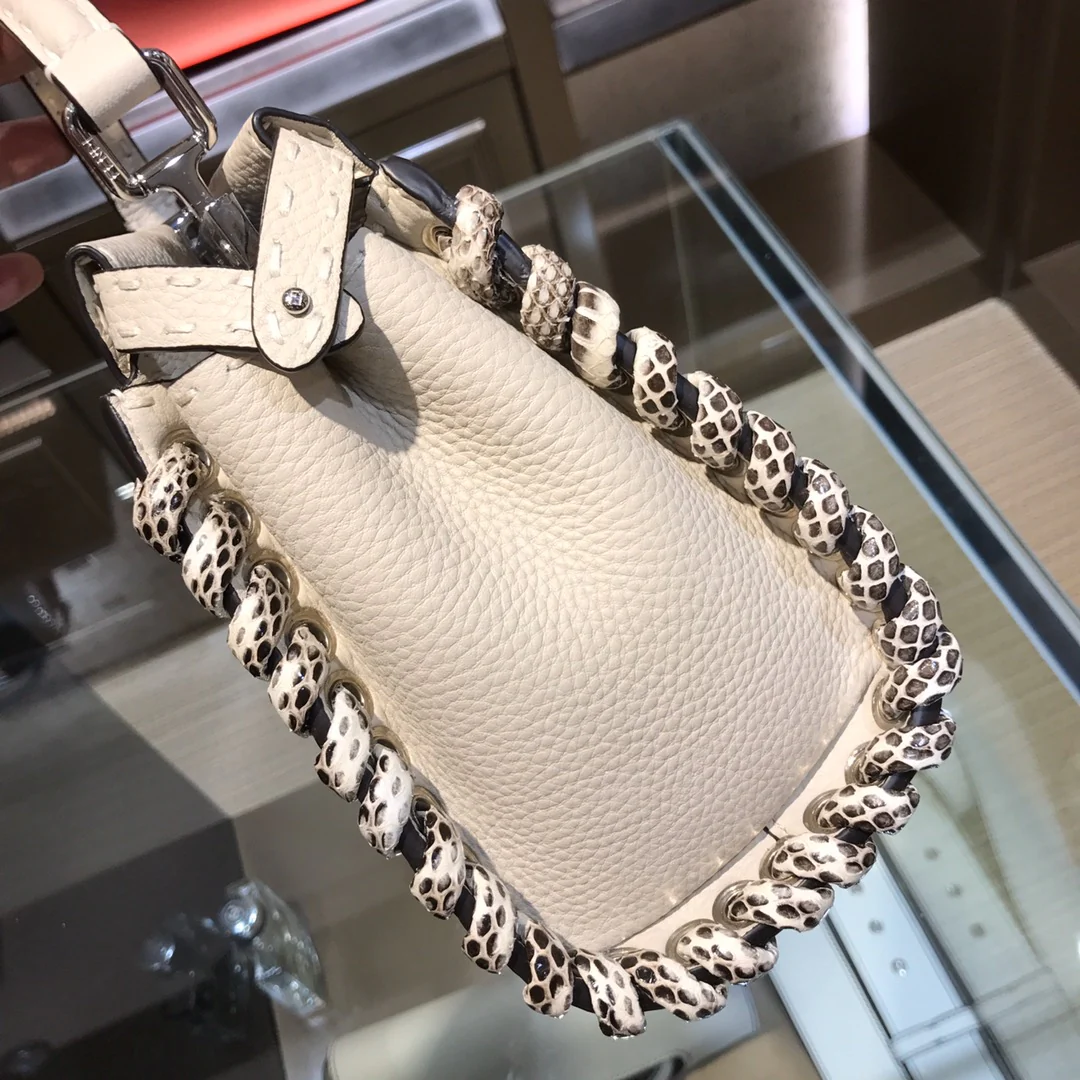 Мини-сумочка Fendi Peekaboo из белой кожи