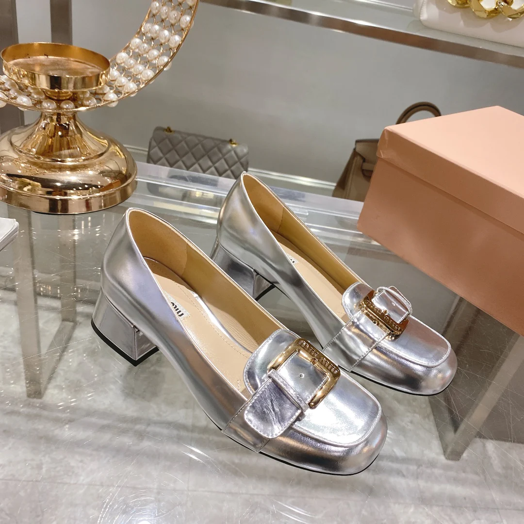 Новинка сезона осень/зима 2022 от Miu Miu - Туфли на низком каблуке с квадратным носком - Серебристые