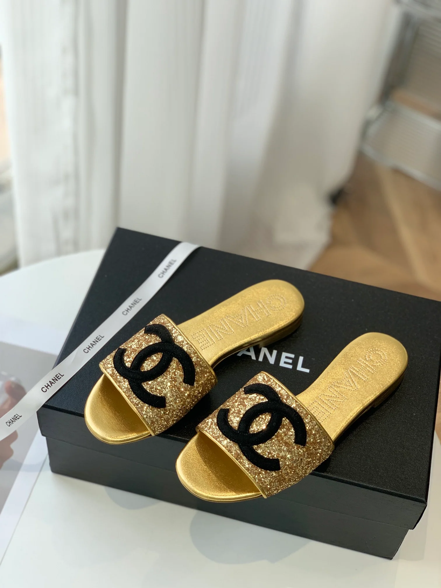 Новинка 2023 года от Chanel - Тапочки из овечьей кожи - Золотистые