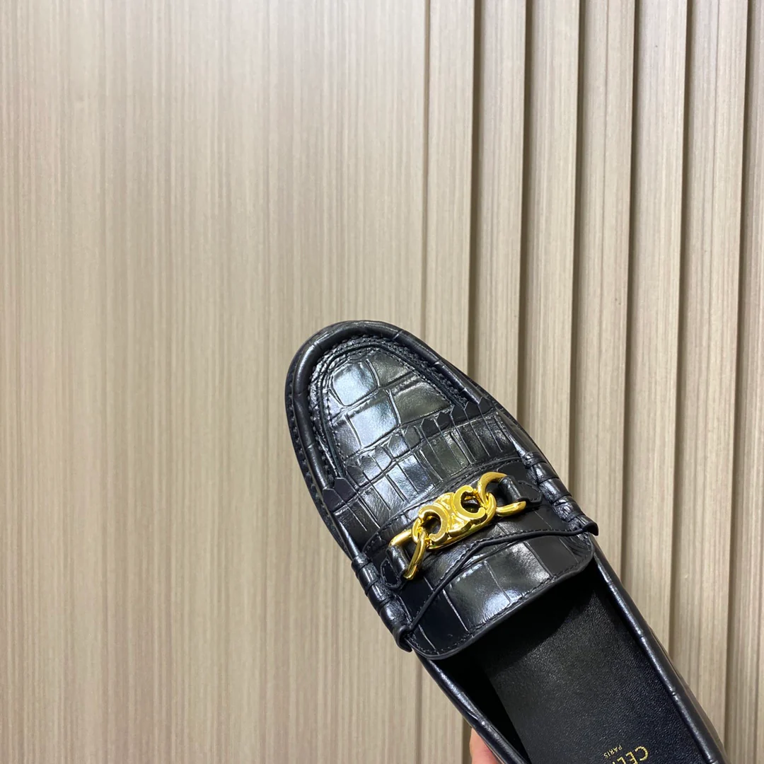 Лоферы Celine на платформе с крокодиловым рисунком