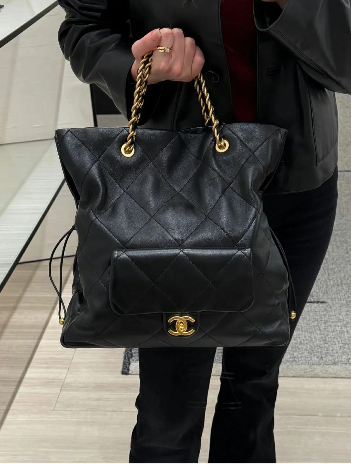 Большая сумка-шоппер Chanel 25c, черно-золотая.