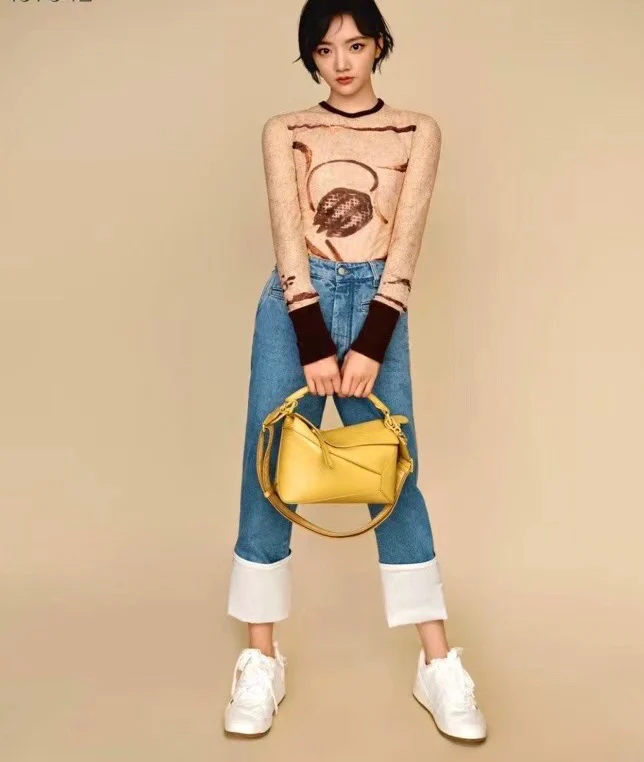 Сумка Loewe Puzzle Geometric с плечевым ремнем в виде буквы — желтая.