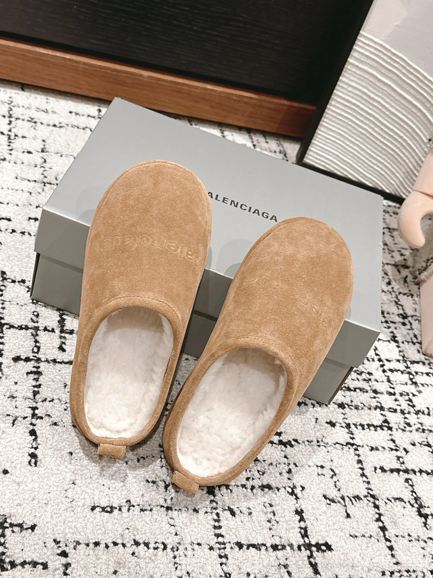 Меховые тапочки Balenciaga 2024 - Изображение коллекции - 1