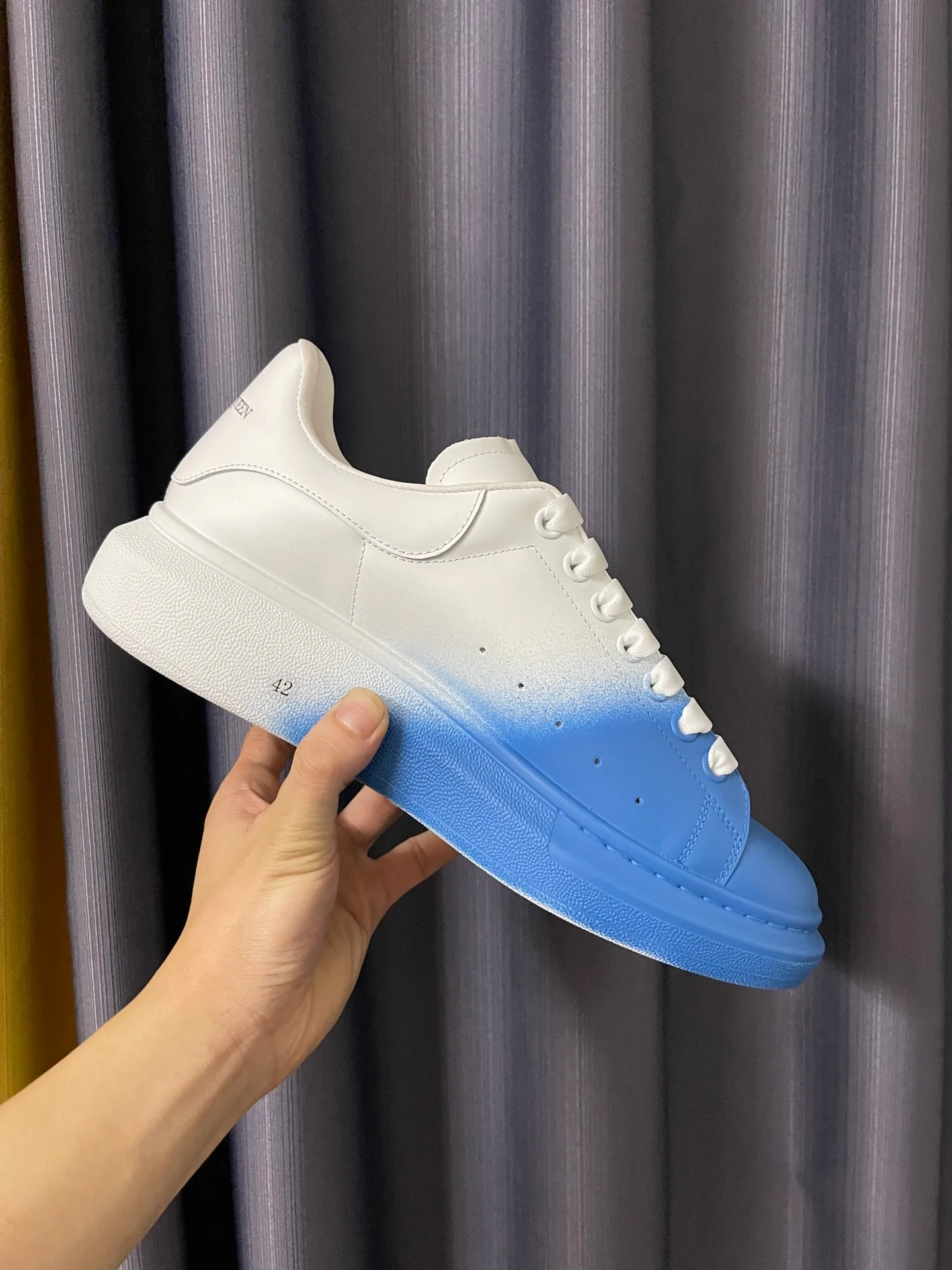 Классические белые кроссовки McQueen - унисекс - наполовину синие - премиум-версия