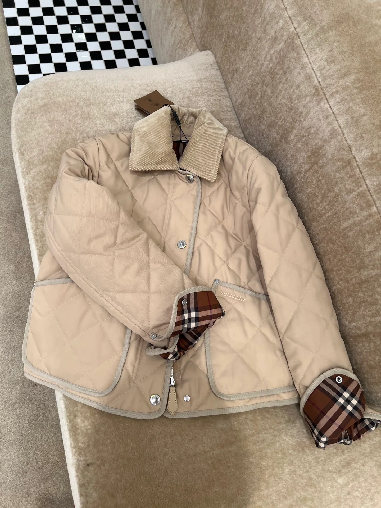 Пуховая куртка Burberry осень/зима - классический клетчатый узор с вельветовым воротником.