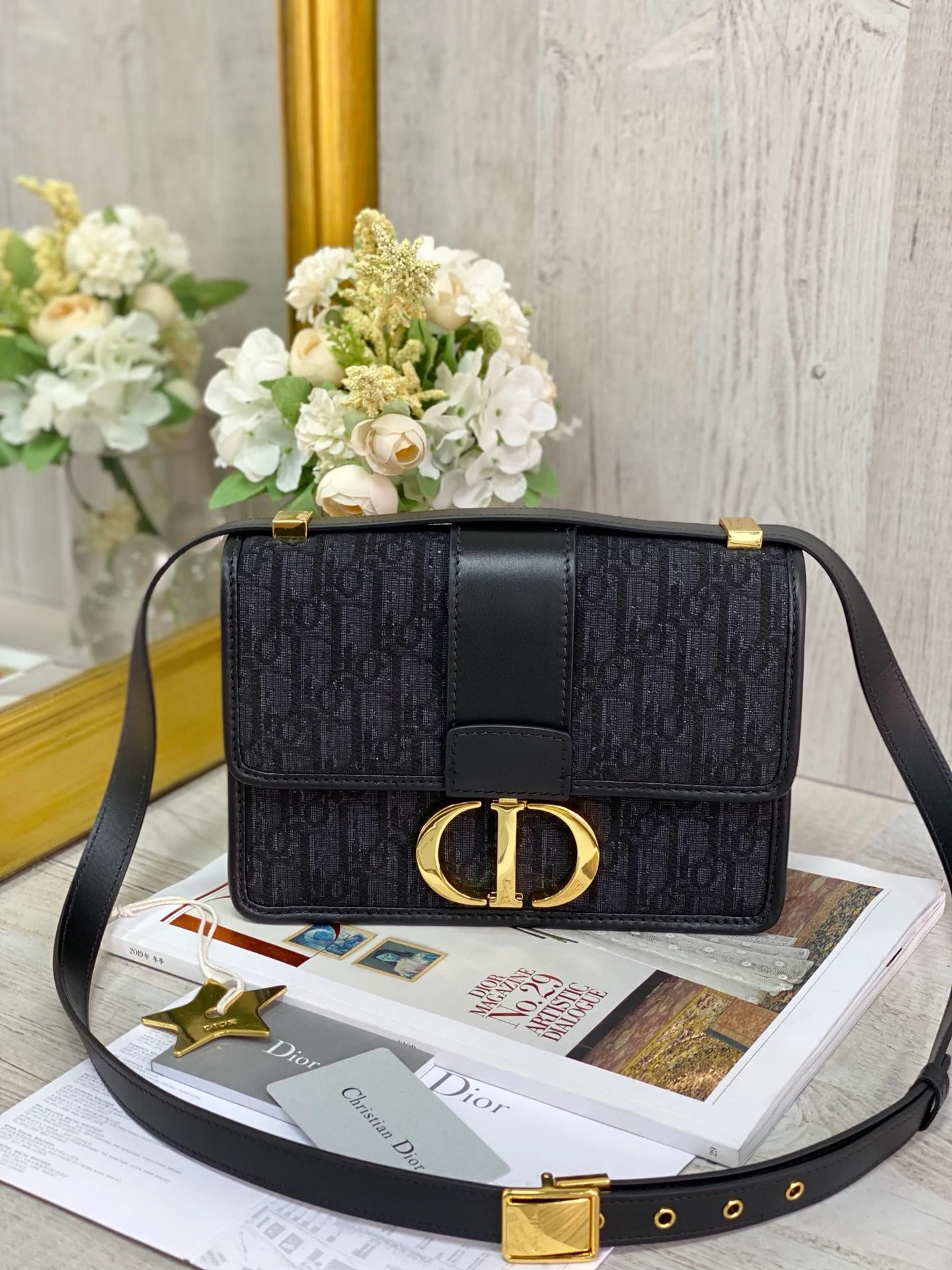 Часы Dior Montaigne серии 30, 24 см, золотистая фурнитура, черная вышивка.