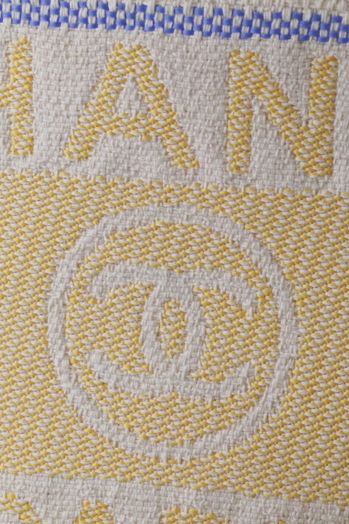 Пляжная сумка Chanel 25c, косметичка, ярко-желтая.