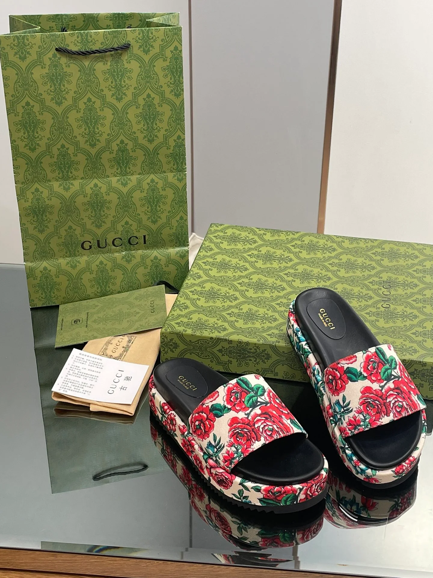 Новинка сезона осень/зима 2023 от Gucci - Мюли-тапочки с монограммой - 1