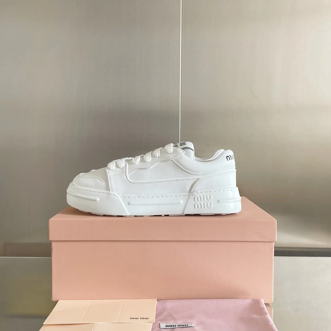 Новые поступления коллекции Miu Miu весна/лето 2023 - Ретро-кроссовки в стиле ?грязные штаны? - Белые кроссовки на платформе