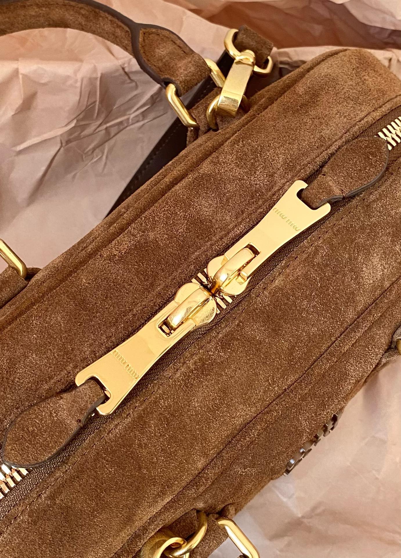 Сумка для боулинга Miu Miu из замши, маленькая, коричневая.