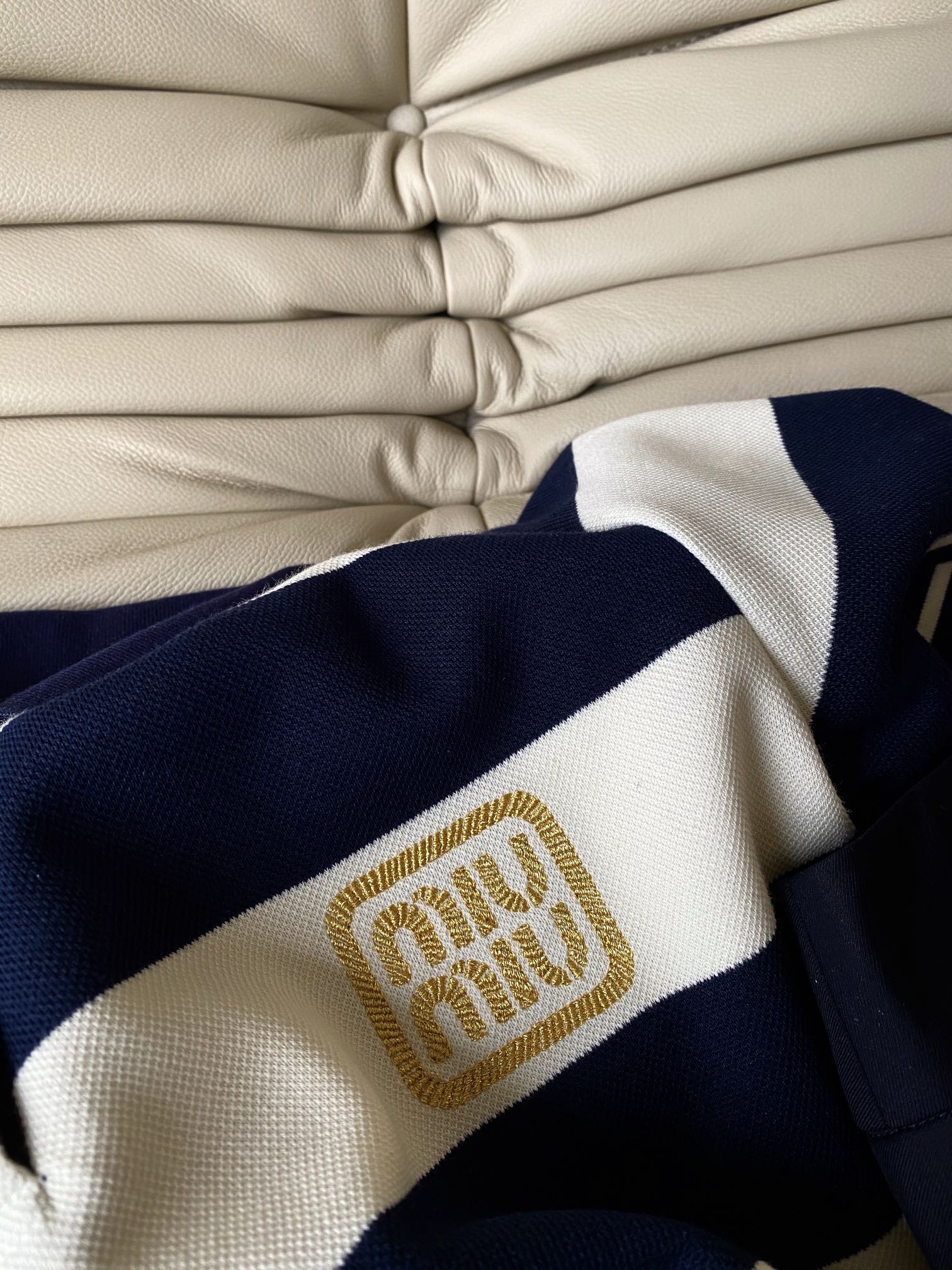 Комплект Miu Miu-2404-24ss: повседневная рубашка-поло и плиссированная юбка.