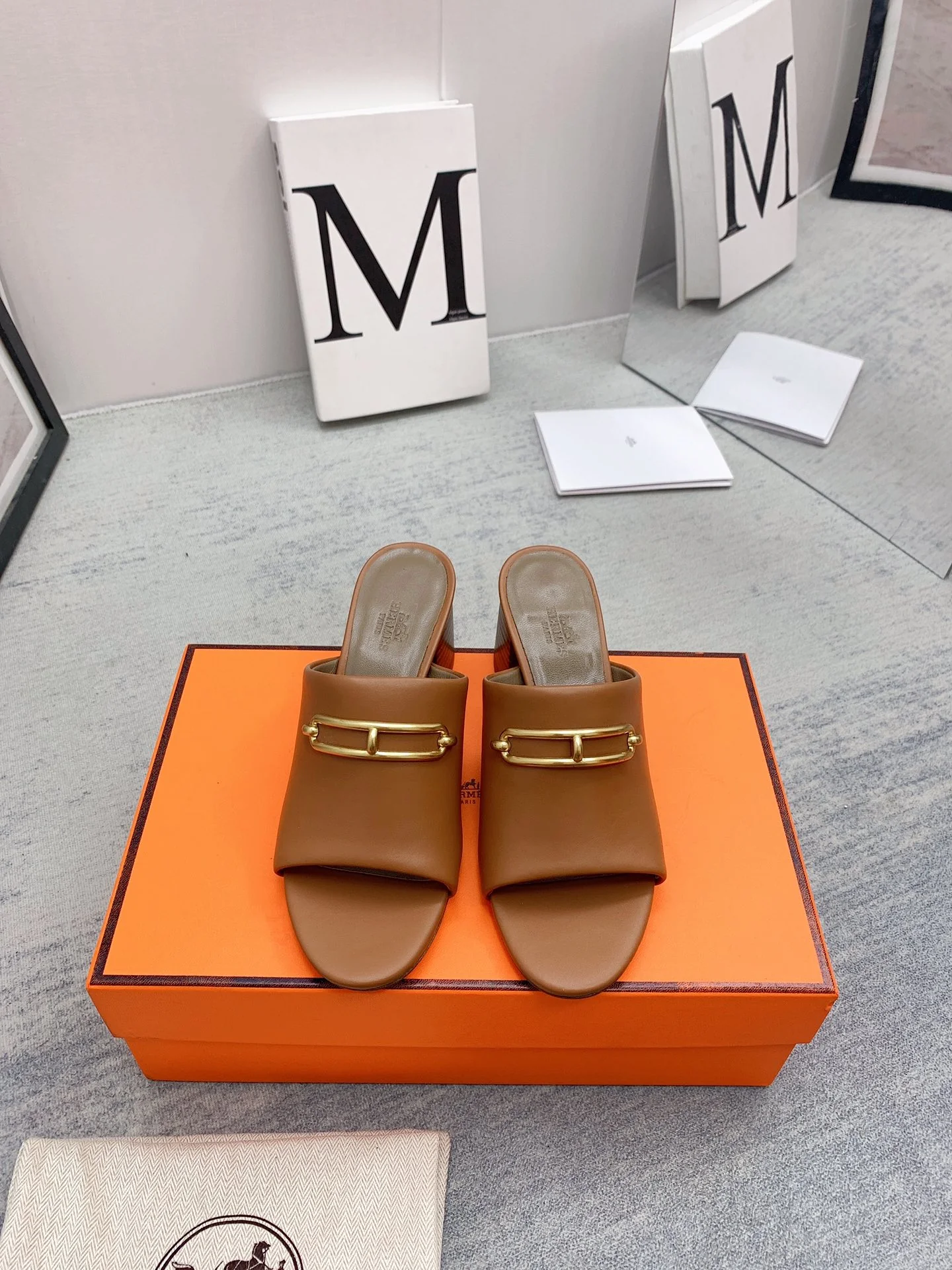 Новинка сезона весна/лето 2022 от Hermes — высококачественные сандалии на массивном каблуке.