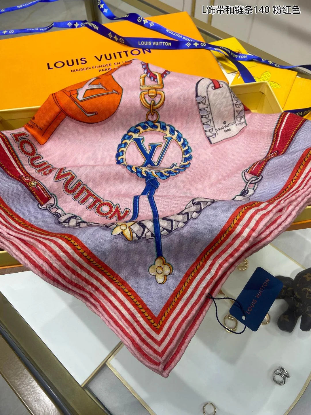 Hermes - Квадратный шарф с лентой и цепочкой - 140 см - 70% кашемир - 30% шелк