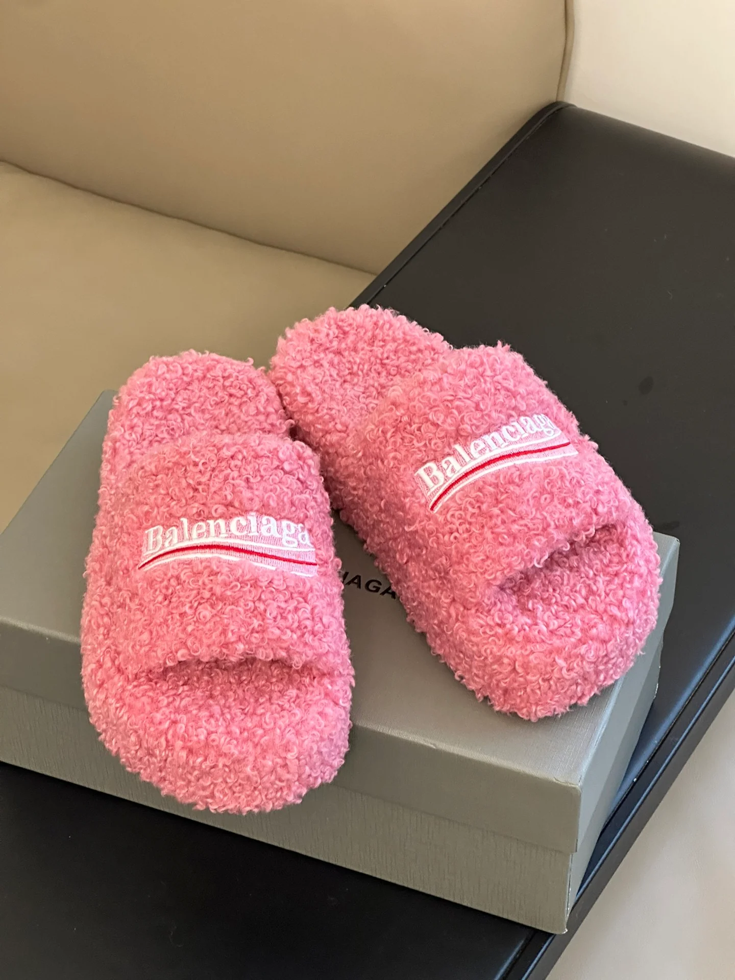 Новинка сезона осень/зима 2023 от Balenciaga - Меховые тапочки на платформе - Розовые