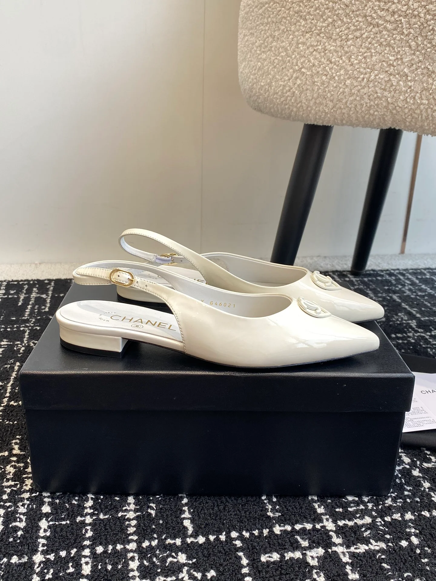 Сандалии Chanel 2025 с острым носком и открытой пяткой - белые