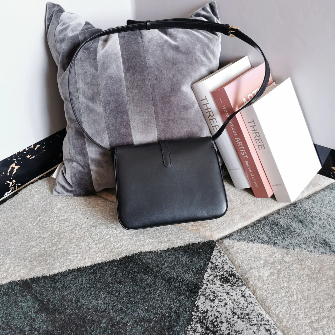 Сумка Celine Tabou через плечо, коллекция осень/зима 2021, черная.