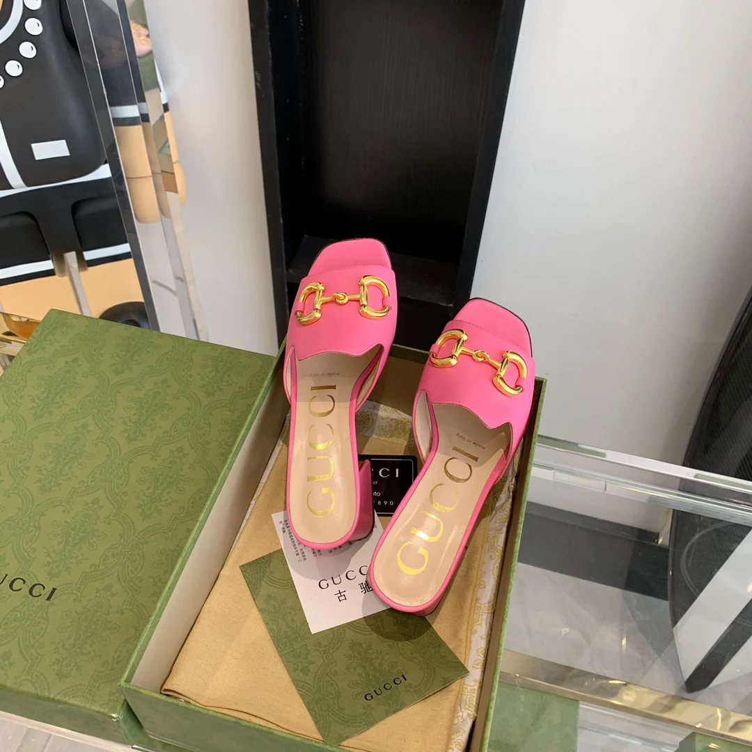 Босоножки Gucci с квадратным носком и низким каблуком