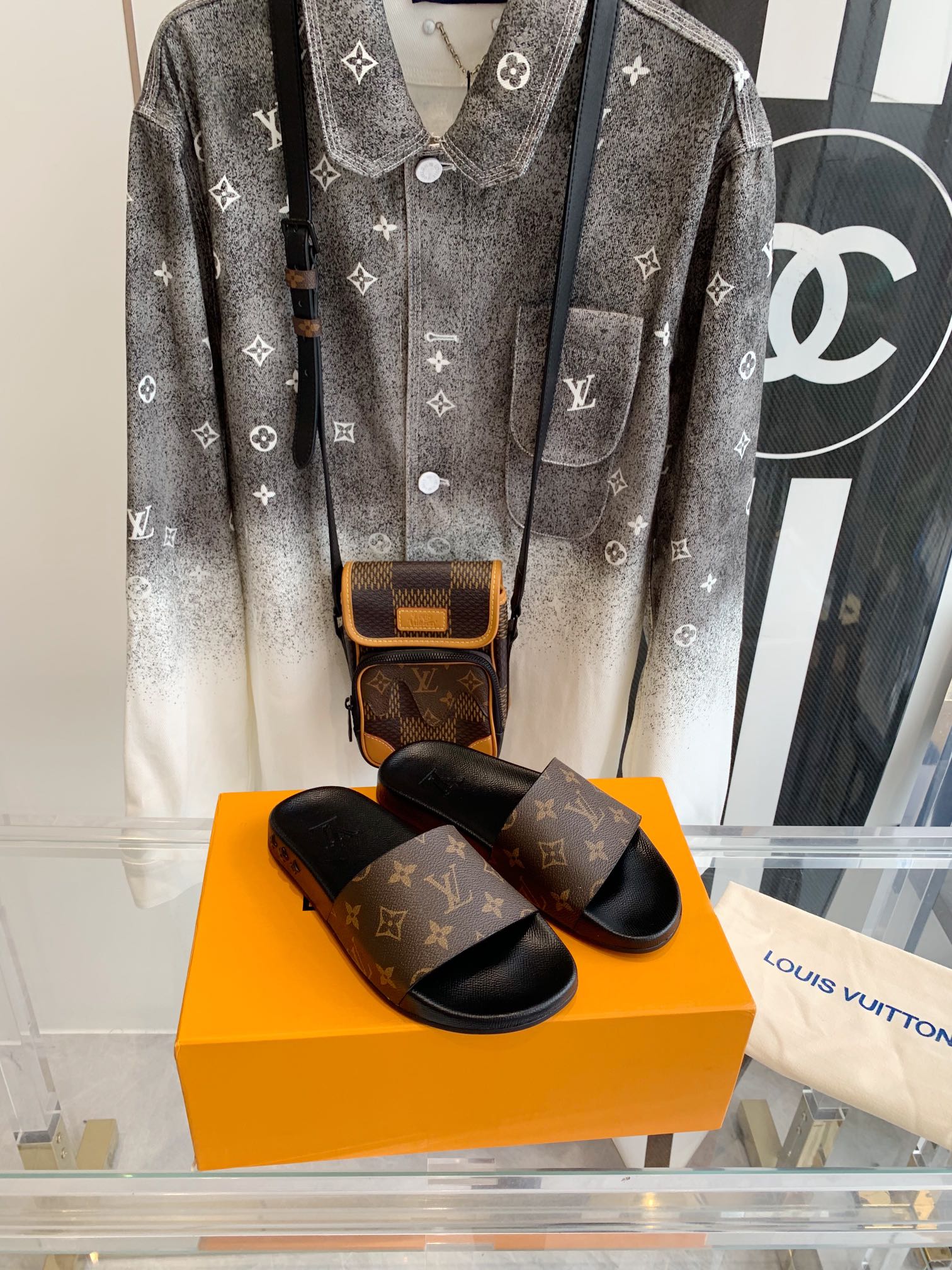 Тапочки с монограммой LV