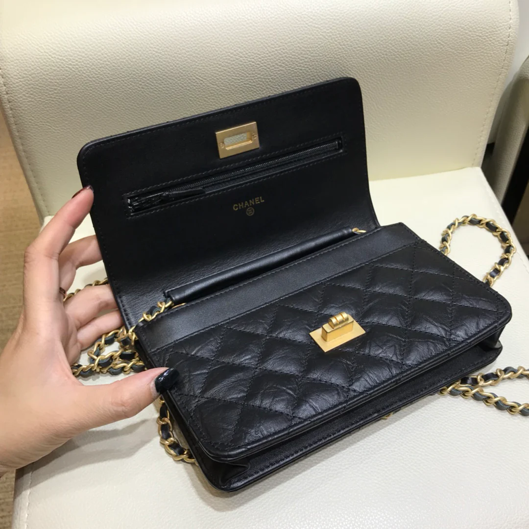 Значок-пряжка Chanel 2-55 Reissue WOC-1