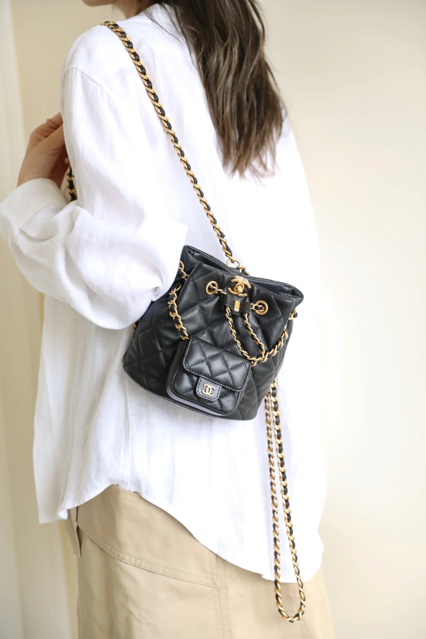 Пре-осенняя коллекция Chanel 2023 — рюкзак Métiers d'Art Letter