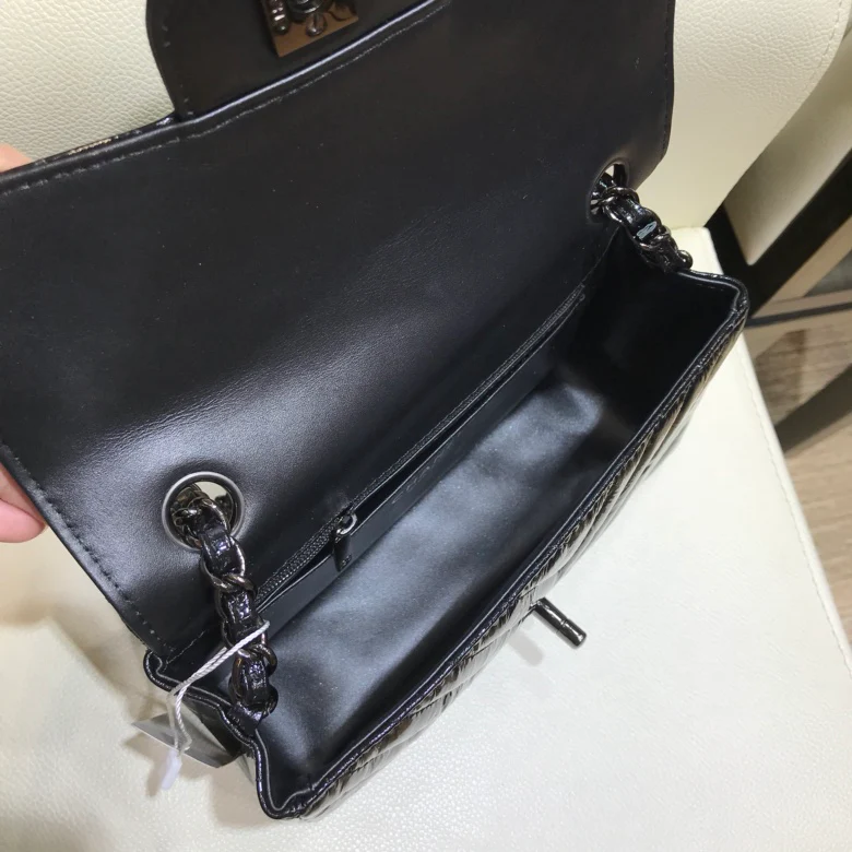 Коллекция Chanel Весна/Лето 2018 - Плиссированная металлизированная кожа - Телячья кожа - Сумка CF - 20 см - 1