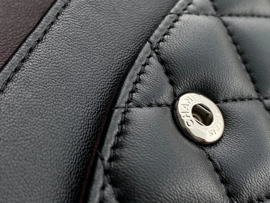 Сумка Chanel CF Medium - 25 см - из черной овечьей кожи с серебряной пряжкой - CF25