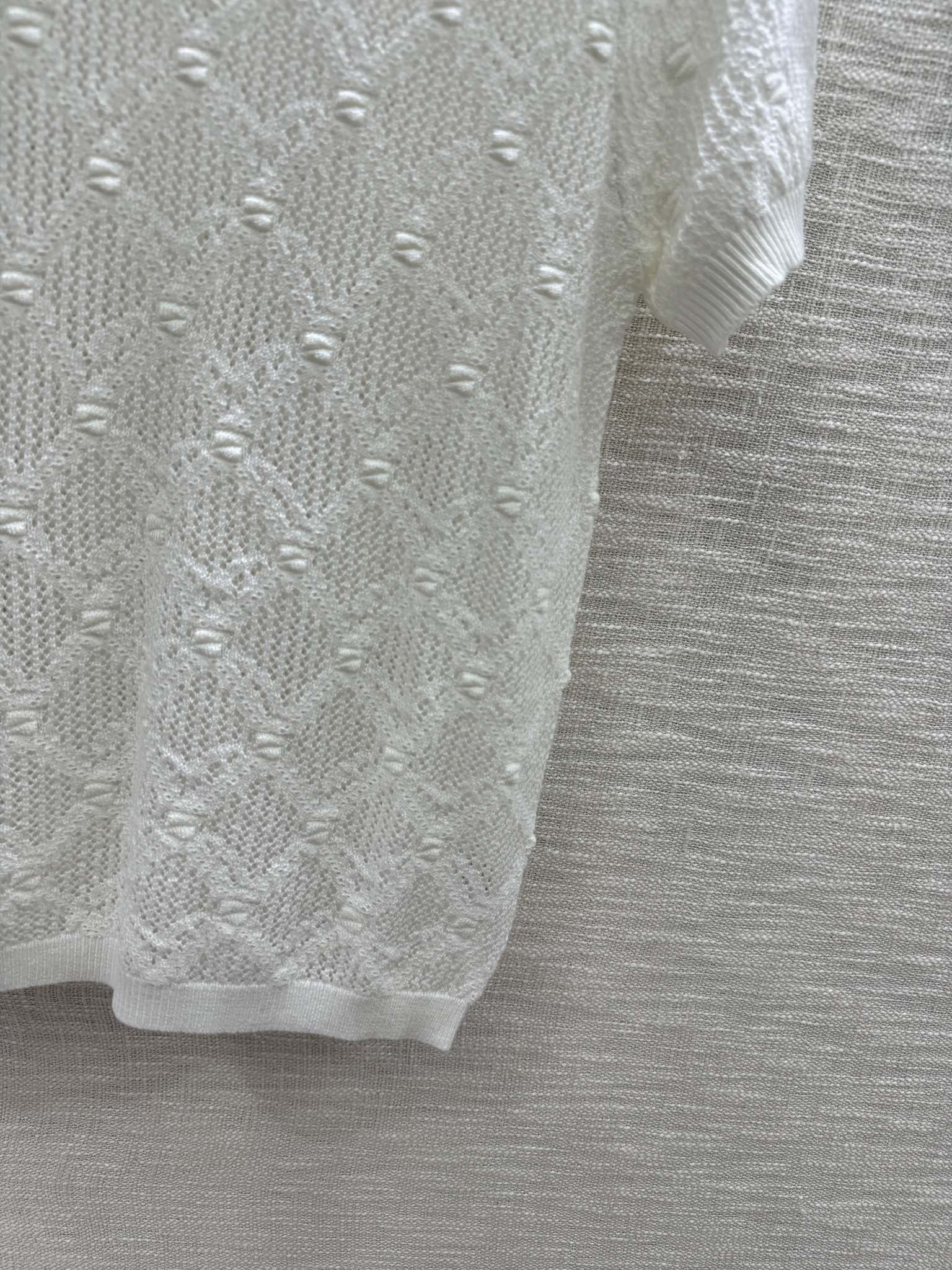 Chanel 2403 - Трикотажное платье с коротким рукавом и ромбовидным узором - Белое