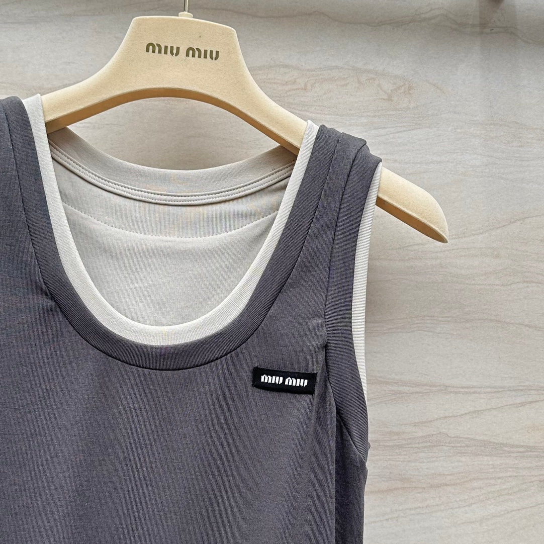 Новинка сезона весна/лето 2024 от Miu Miu: многослойный, культовый универсальный жилет — серый.