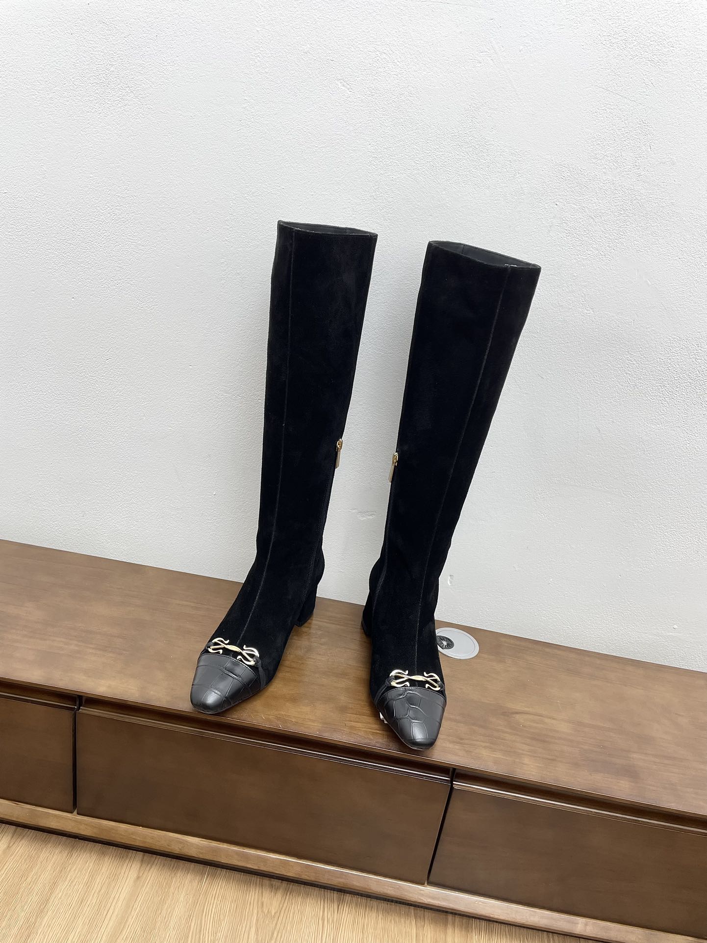 Ботинки Salvatore Ferragamo 2024 на массивном каблуке - черные