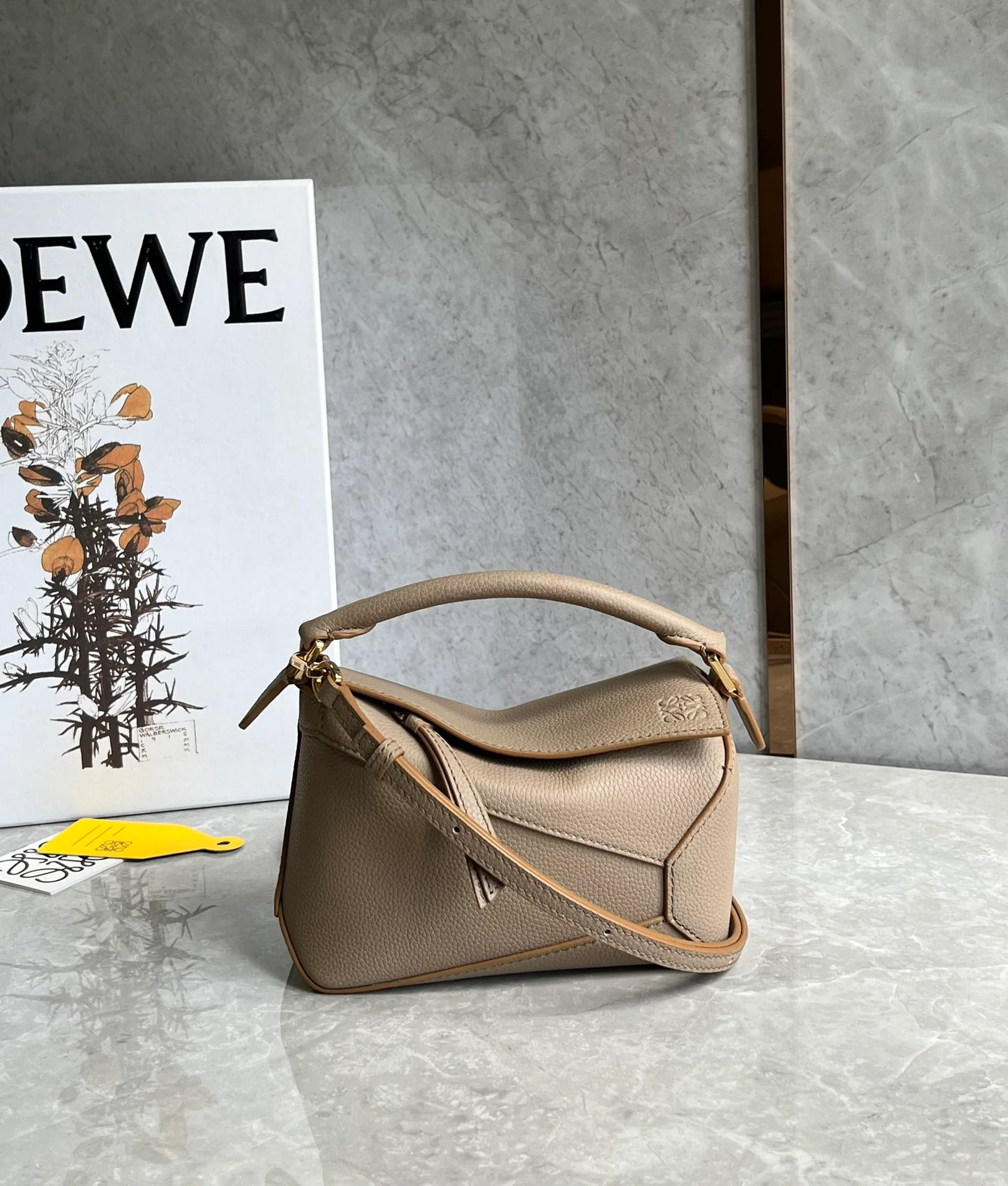 Миниатюрная кожаная модель Loewe Puzzle из телячьей кожи