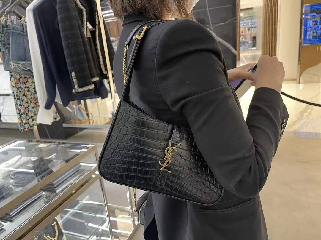 Сумка-седло YSL с вышивкой под крокодиловую кожу и золотой пряжкой.