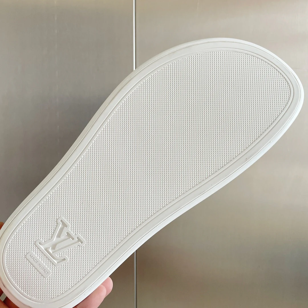 Новые кроссовки LV из серии 2023 года с тисненым монограммом — белые.