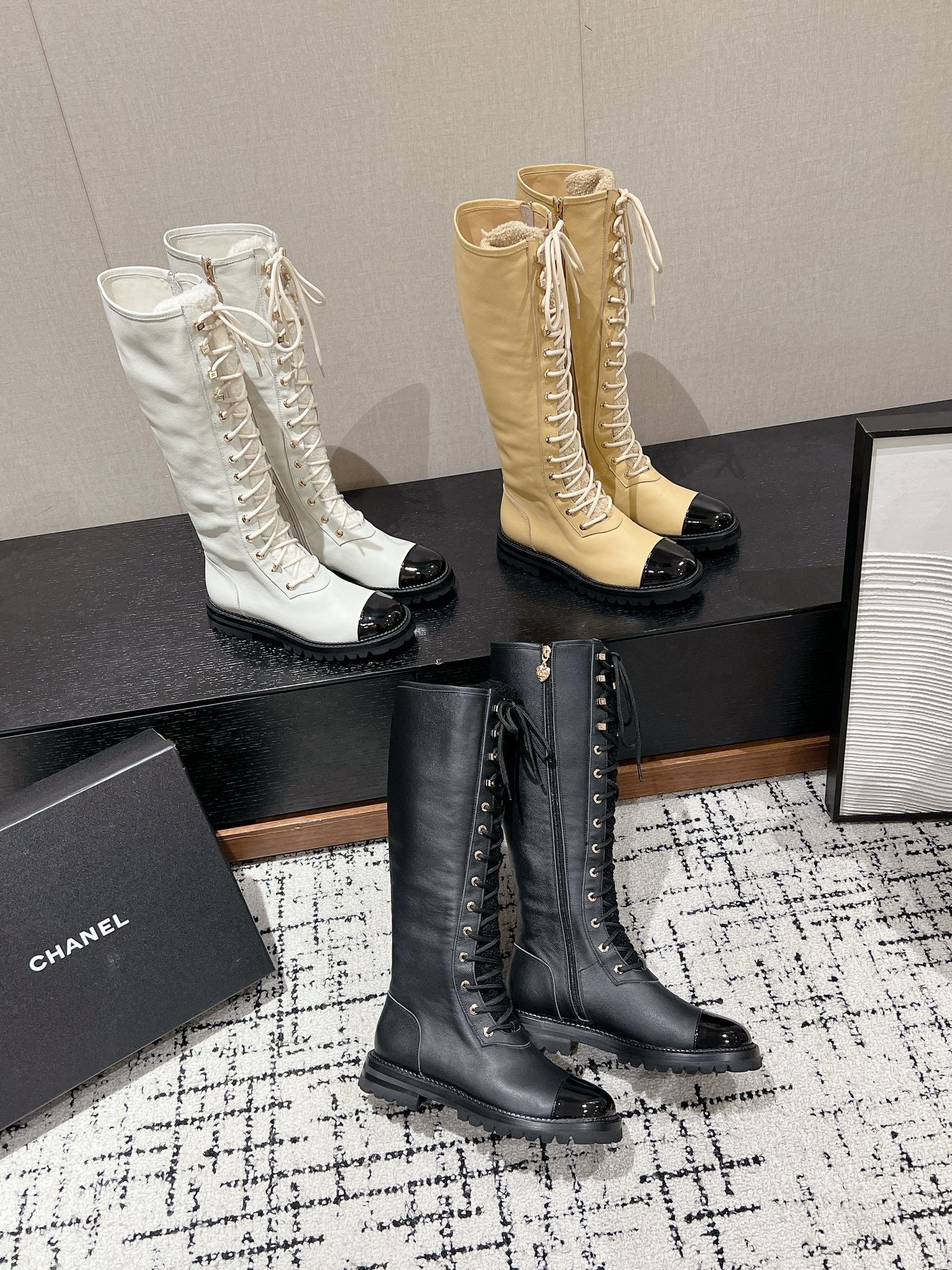 Ботинки Dr. Martens высокие от Chanel 2024 года - изображение из коллекции