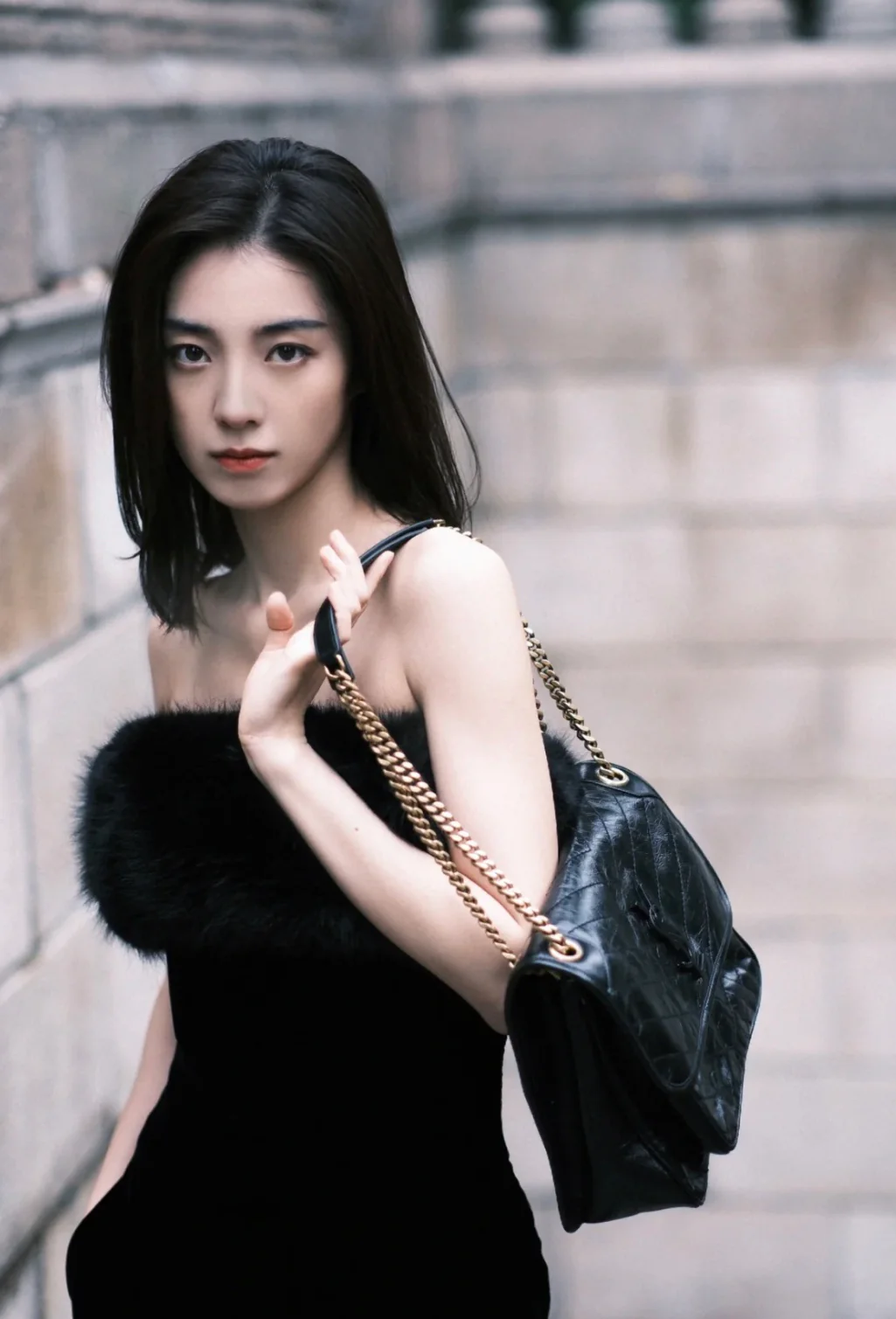 Часы YSL Niki Baby 28 см, кожаные, черные, с золотой цепочкой — на фото.