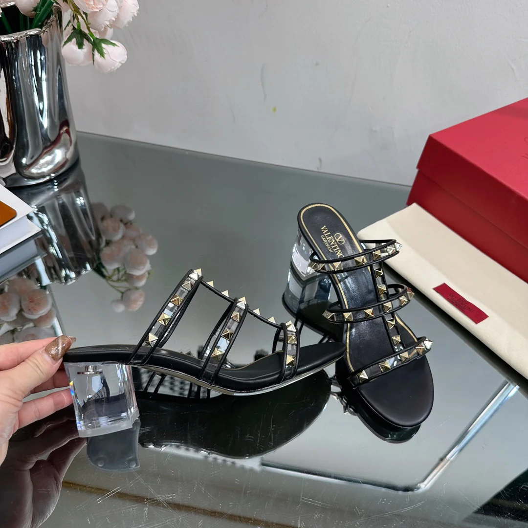 Новинка сезона весна/лето 2023 от Valentino - Прозрачные сандалии на каблуке с кристаллами - Черные