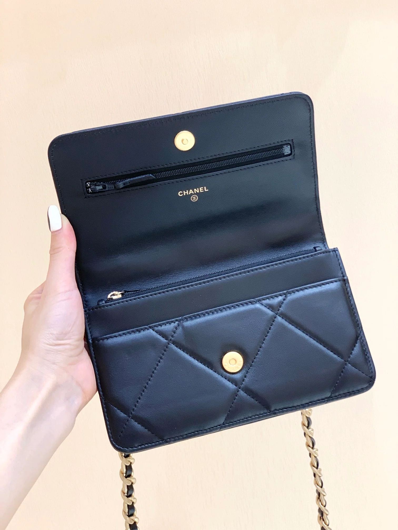 Сумка-клатч/кроссбоди Chanel Classic Logo Quilted WOC 2019 года, черная.