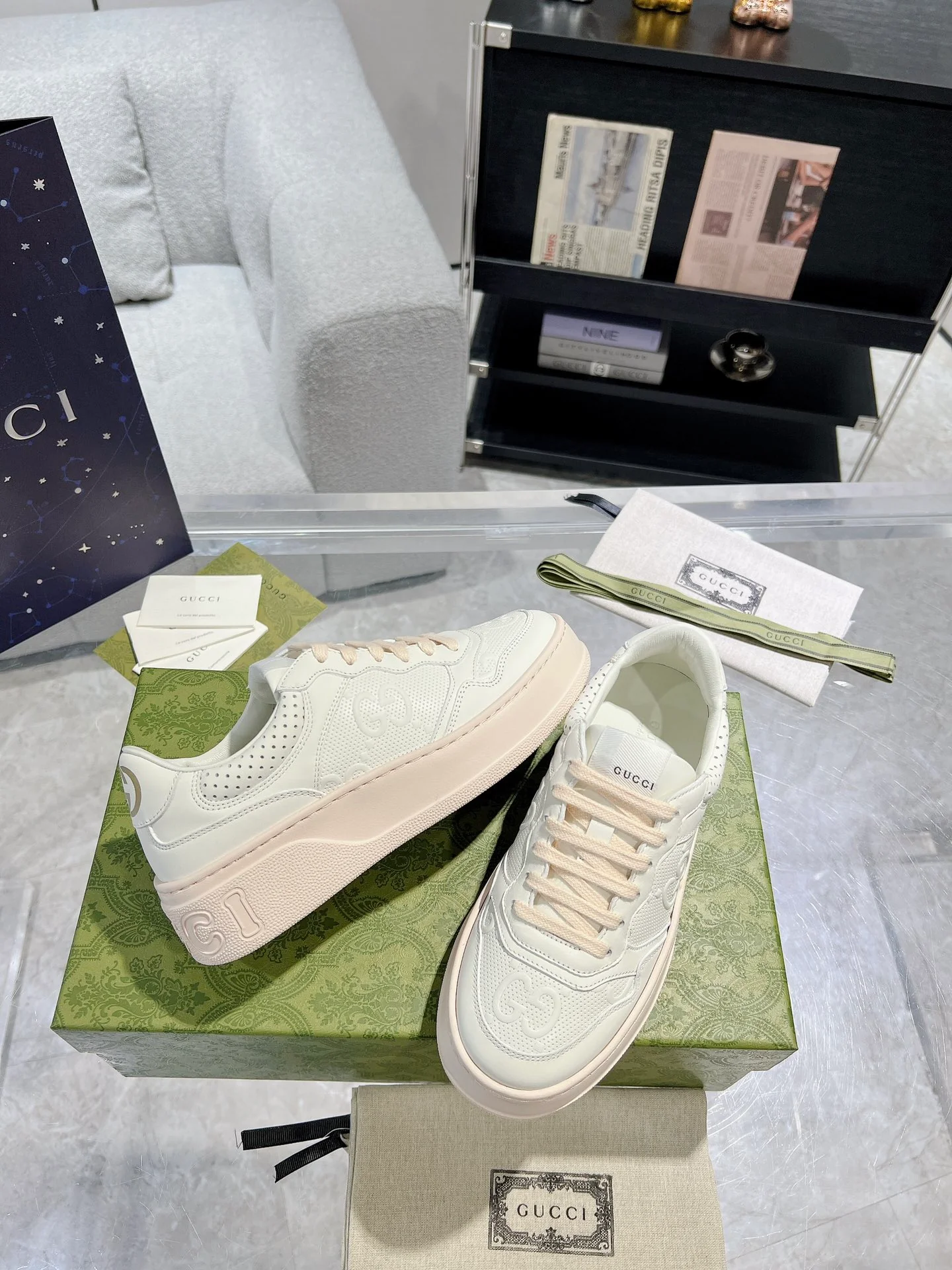 Gucci - Белые кроссовки на платформе с тиснением