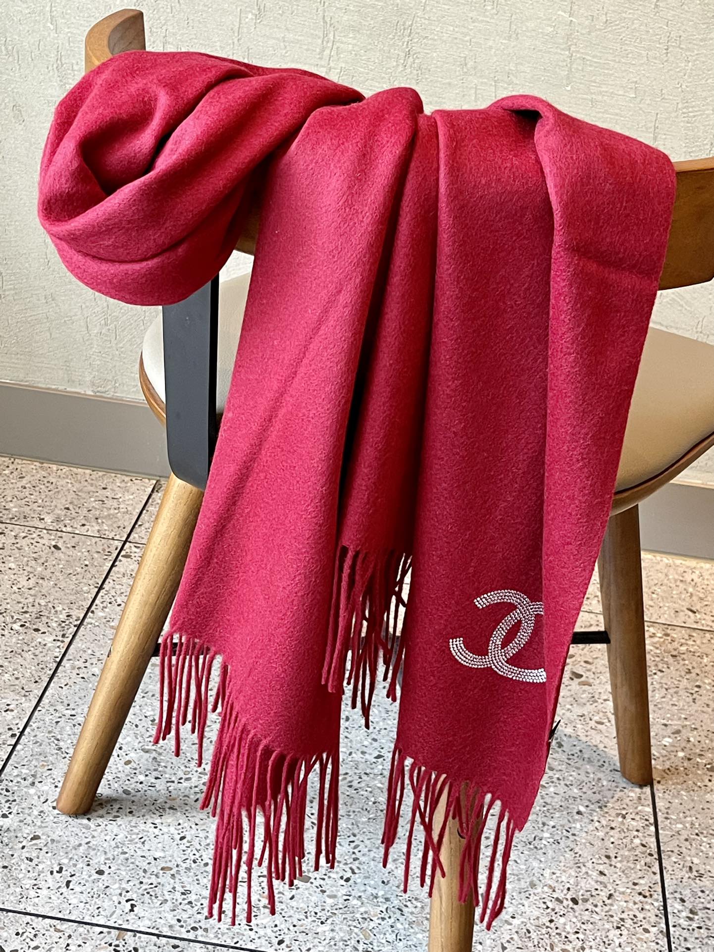 Chanel - Кашемировый шарф, украшенный бриллиантами - 180-70-102 см - Красный