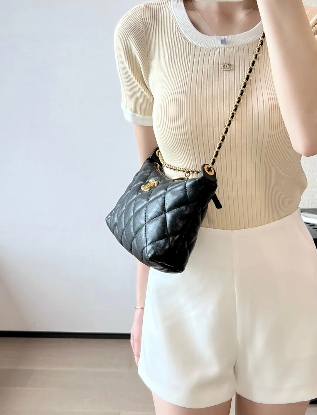 Chanel - ??? - Сумка-мешок на цепочке с монетами - Черная с золотой пряжкой