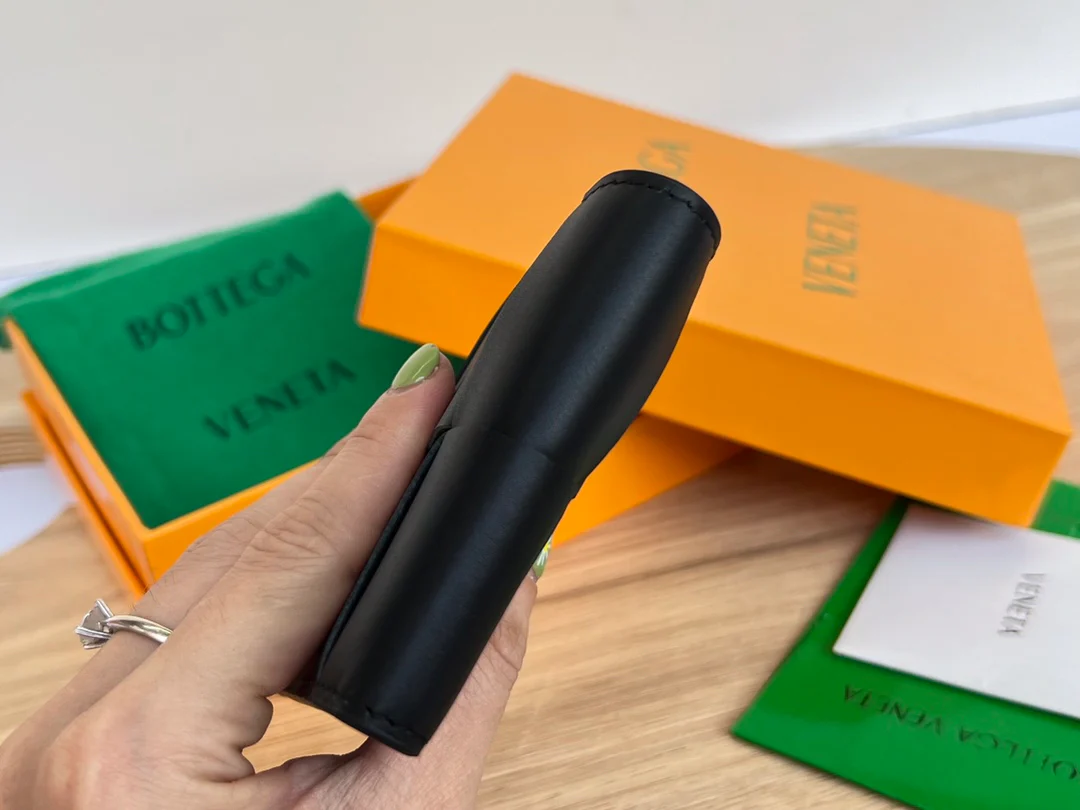 BV-大编织 两折扣短夹 牛皮 11.5x9.5cm