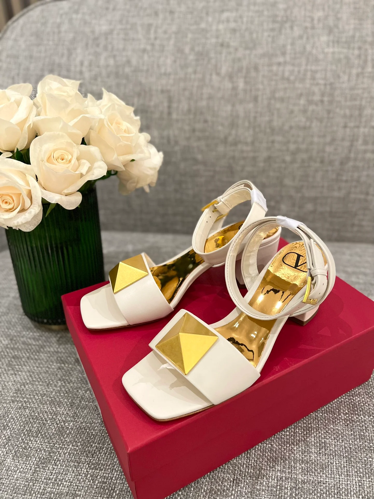 Сандалии Valentino на массивном каблуке - белые