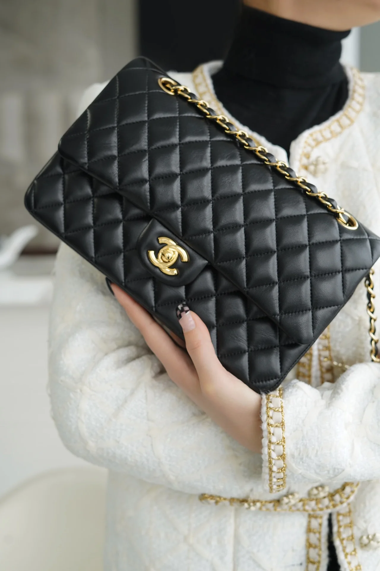 Сумка Chanel CF Medium - 25 см - из черной овечьей кожи с золотой пряжкой - CF25