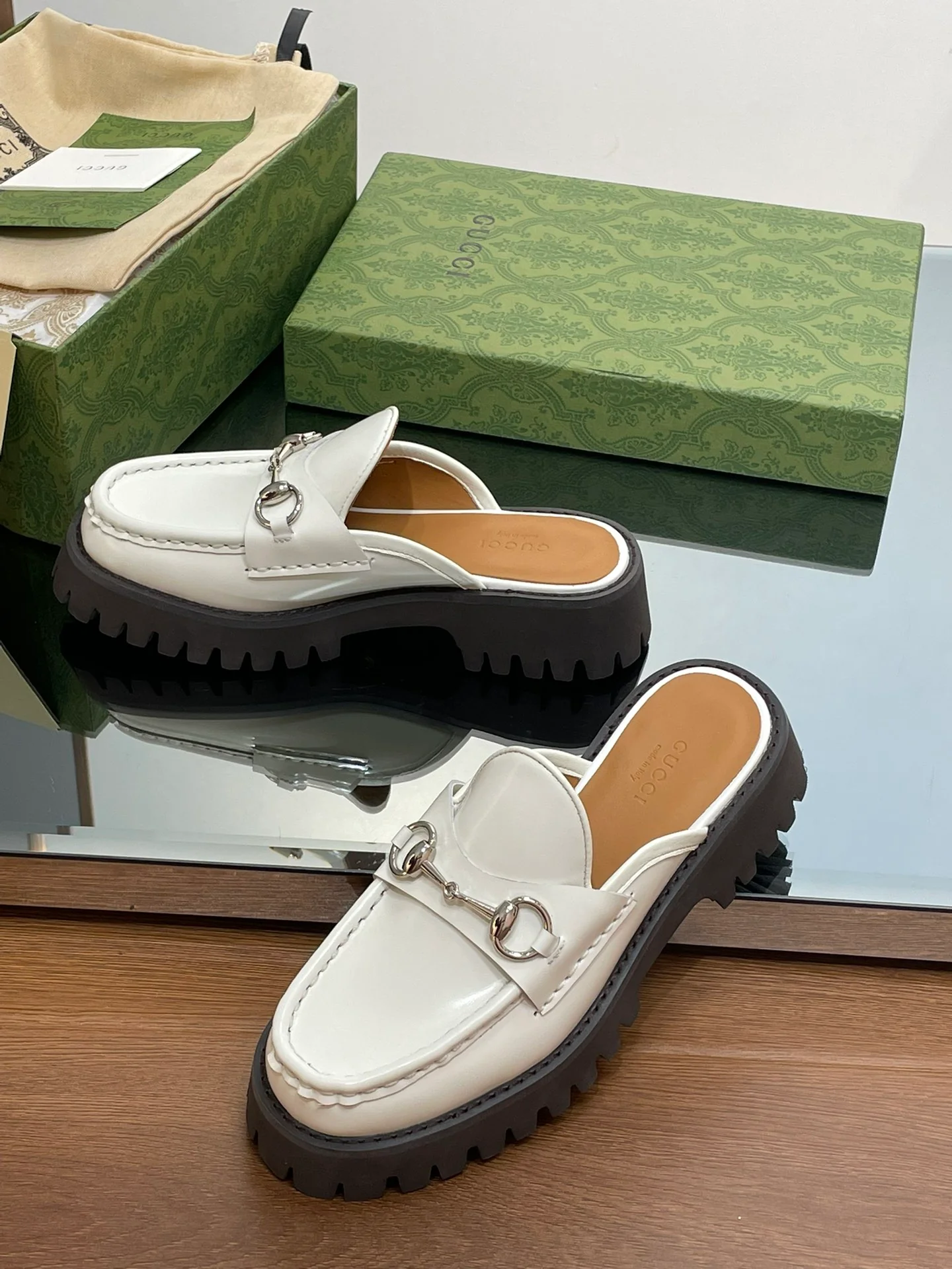 Лоферы Gucci 2024 на платформе с серебряной пряжкой и пряжкой в ??виде конской уздечки - белые