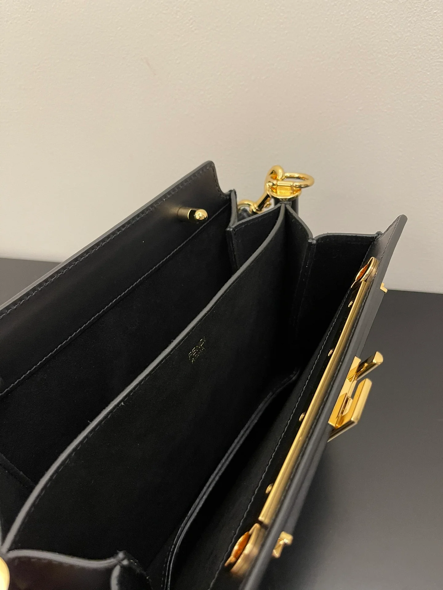 Сумка-гармошка Fendi Touch из черной кожи