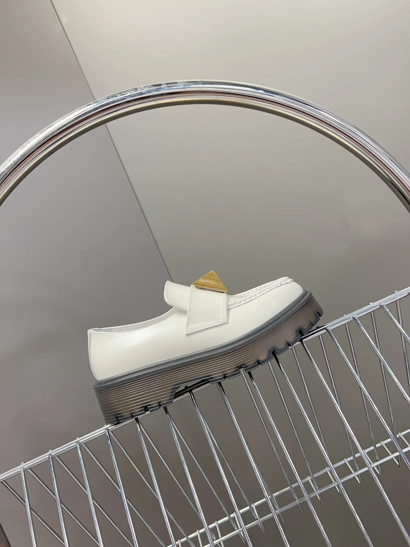 Коллекция Valentino осень/зима 2023, представленная на подиуме - Лоферы - С заклепками - Белые