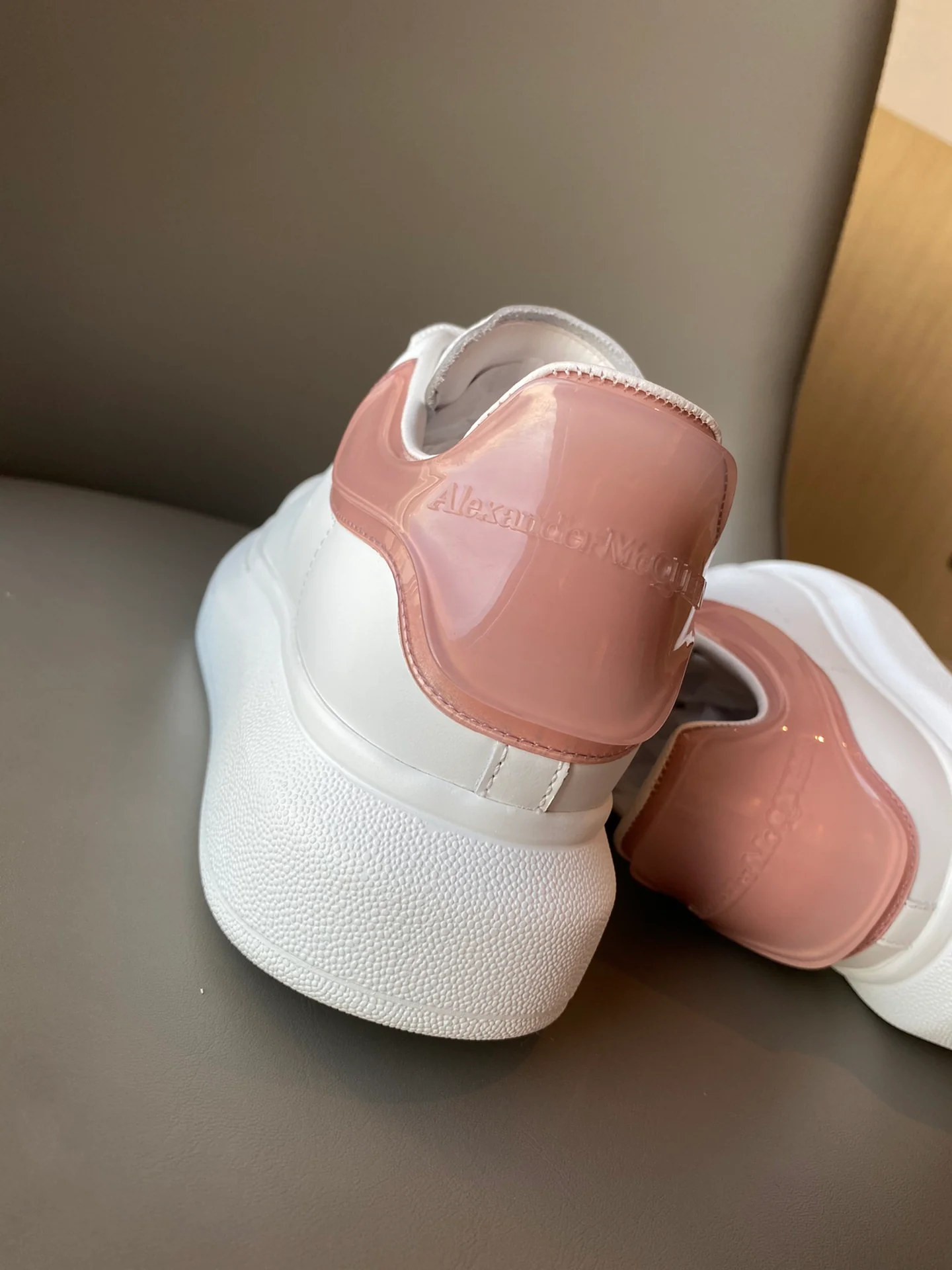 Классические белые кроссовки McQueen - на каблуке-резинке - персиково-розовые