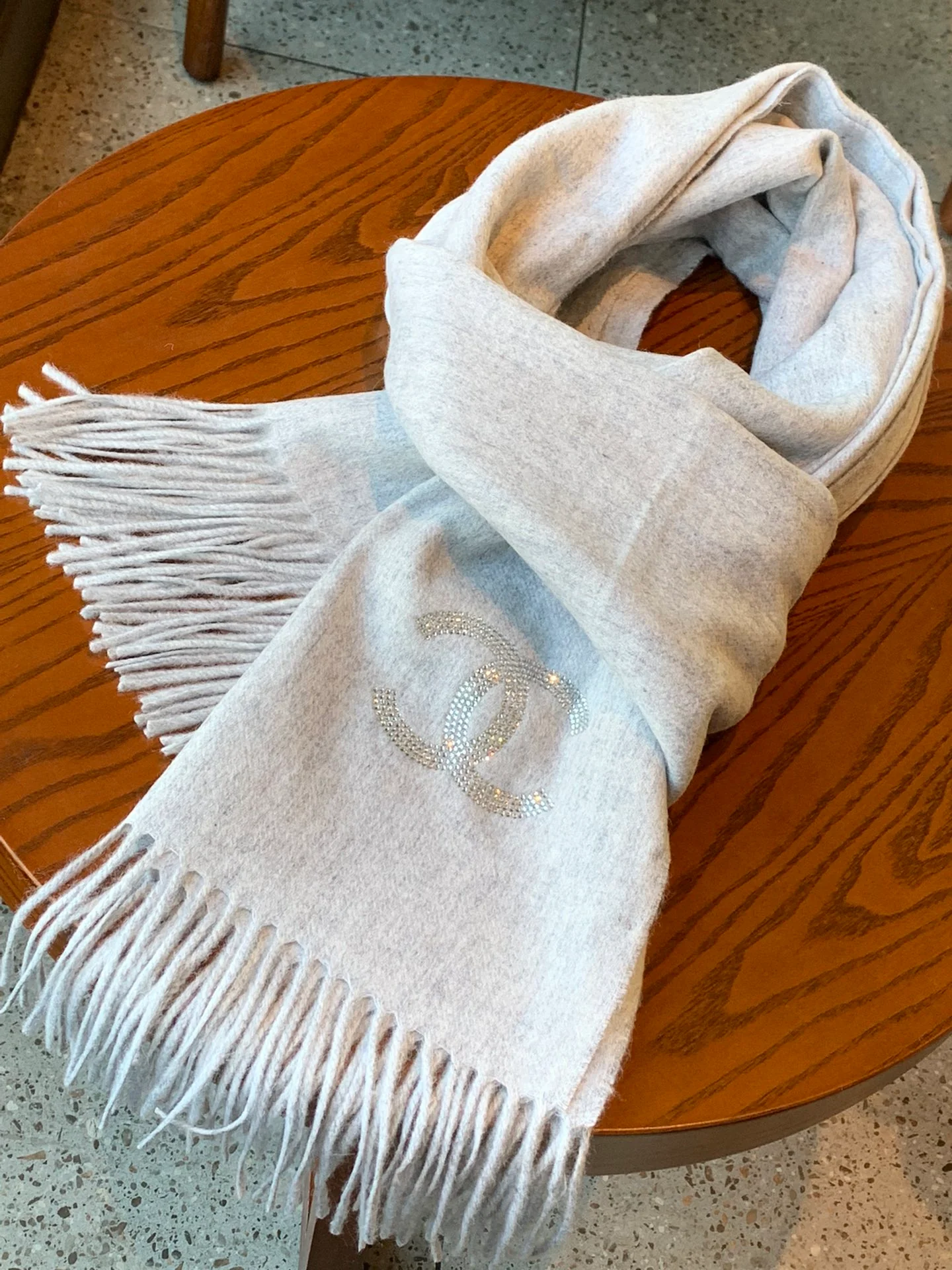 Chanel - Кашемировый шарф, украшенный бриллиантами - 180-70-102 см - Светло-серый