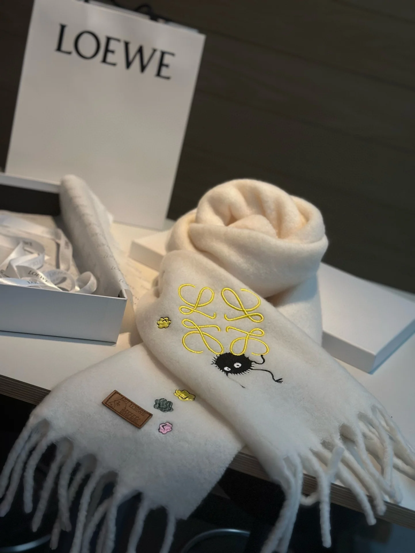 Мягкий шарф Loewe 2024 года в стиле 